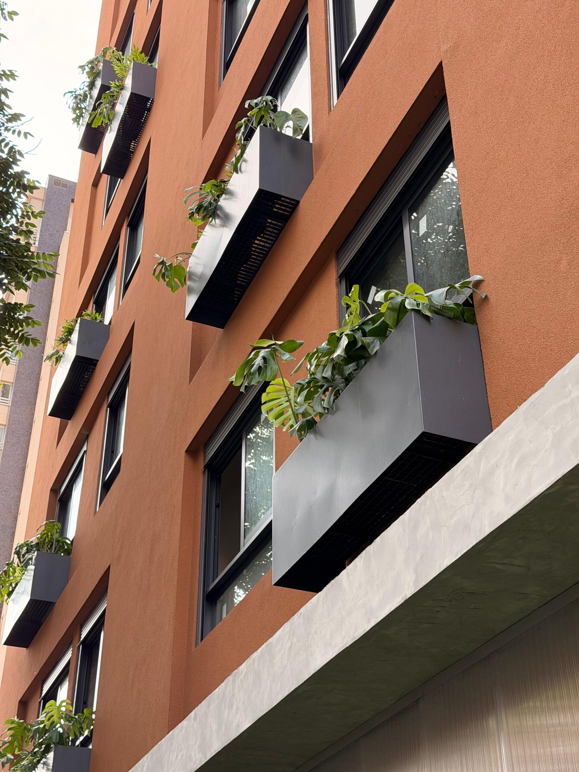 Detalhe das jardineiras em balanço